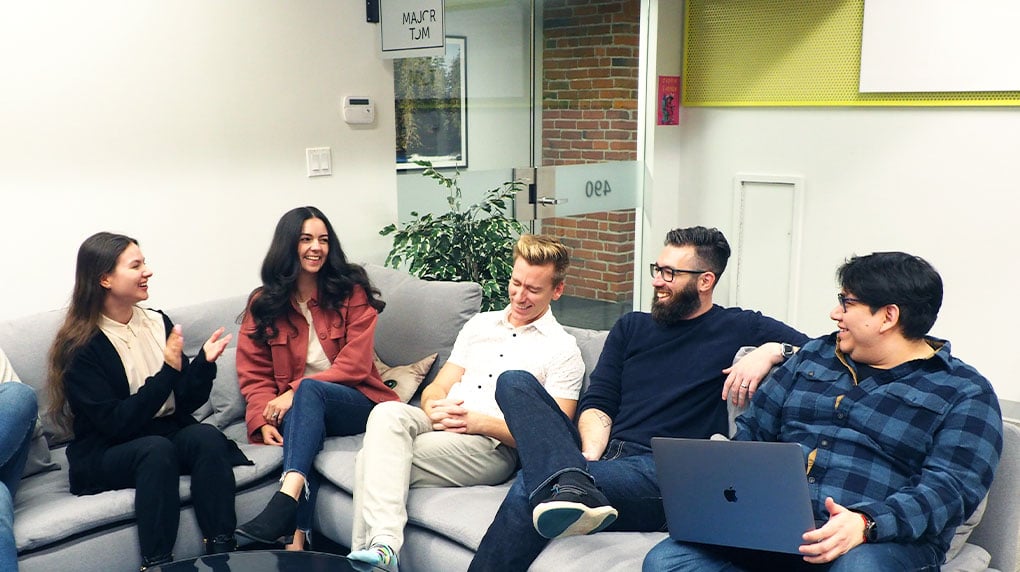 major-tom-team-in-the-lounge